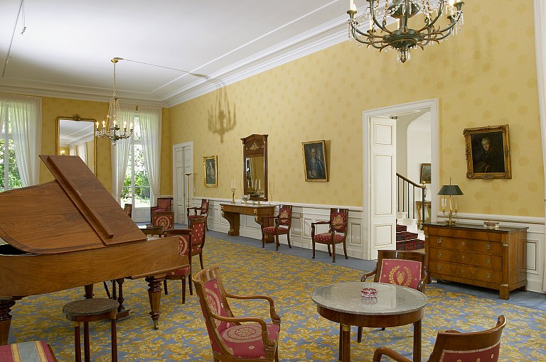 Grand salon Empire (ancienne salle-à-manger), vue d'ensemble avec au fond les fenêtres sur le jardin et à droite la porte donnant sur le hall et la cage d'escalier d'honneur.