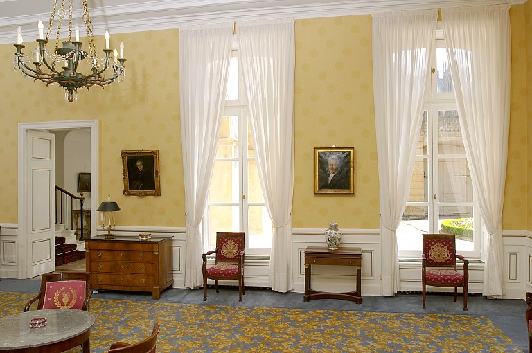 Grand salon Empire (ancienne salle-à-manger), vue d'ensemble avec à gauche la porte donnant sur le hall et la cage d'escalier et à droite deux fenêtres donnant sur la cour d'honneur.