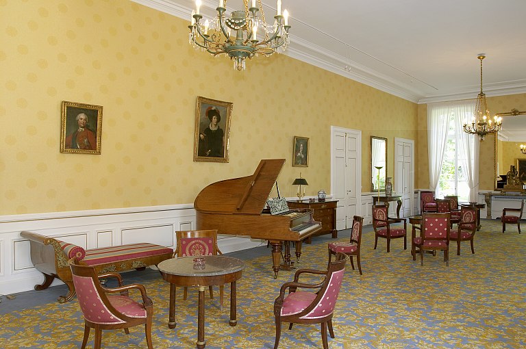 Grand salon Empire (ancienne salle-à-manger), vue d'ensemble depuis l'entrée par le vestibule.