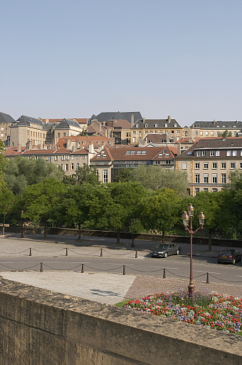 Déroulé de la vue de la ville depuis les fenêtres de la préfecture. 2e vue : le quai Félix Maréchal et la colline Sainte-Croix.