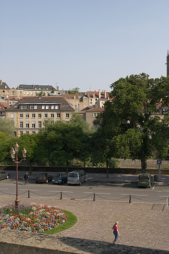 Déroulé de la vue de la ville depuis les fenêtres de la préfecture. 3e vue : le quai Félix Maréchal et la colline Sainte-Croix.