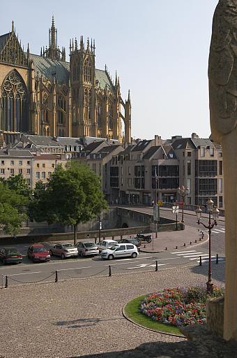 Déroulé de la vue de la ville depuis les fenêtres de la préfecture. 5e vue : le pont de la Préfecture et la cathédrale Saint-Etienne.