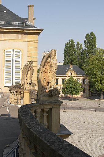 Détail des deux aigles, sculptés par Georges Pètre en 1858, en amortissement de la balustrade de part et d'autre du portail central.