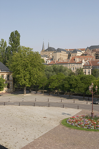 Déroulé de la vue de la ville depuis les fenêtres de la préfecture. 2e vue : la place de la Préfecture, au fond la colline Sainte-Croix.