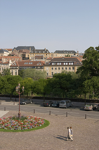 Déroulé de la vue de la ville depuis les fenêtres de la préfecture. 3e vue : la place de la Préfecture, au fond le quai Félix Maréchal et la colline Sainte-Croix.