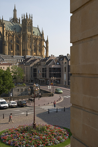 Déroulé de la vue de la ville depuis les fenêtres de la préfecture. 6e vue : la cathédrale Saint-Etienne et le pont de la Préfecture.