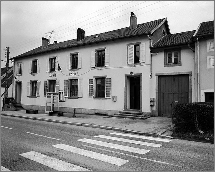 Elévation antérieure, vue de trois quarts droit.