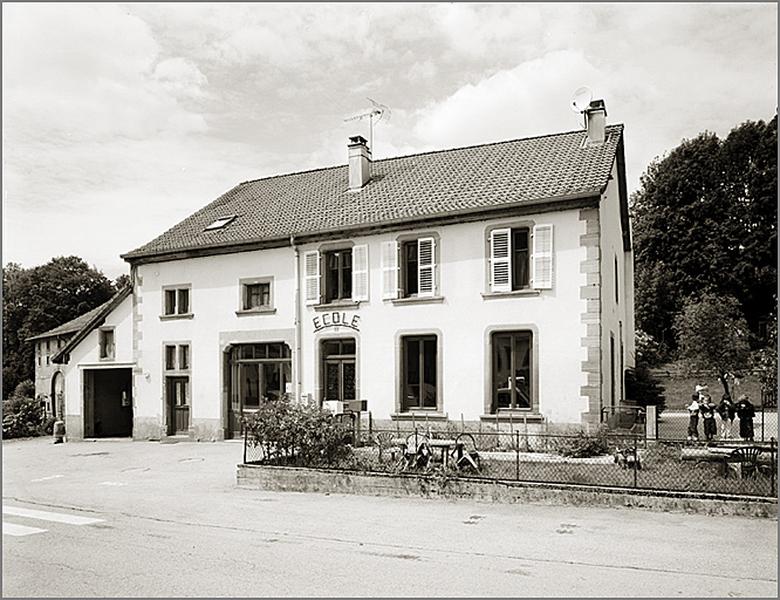 Elévation antérieure, vue de trois quarts droit.