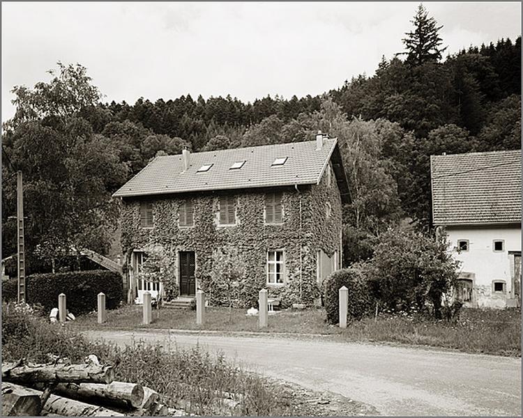 Elévation antérieure, vue de trois quarts droit.