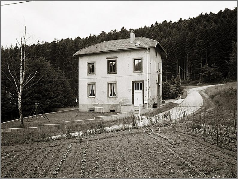 Elévation antérieure, vue de trois quarts droit.