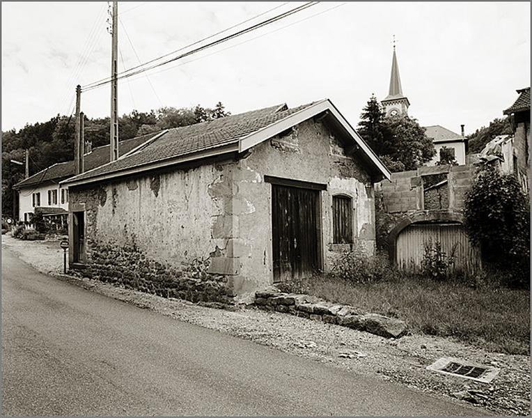 Elévation antérieure, vue de trois quarts droit.