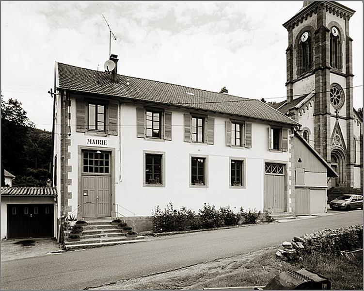 Elévation antérieure, vue de trois quarts gauche.