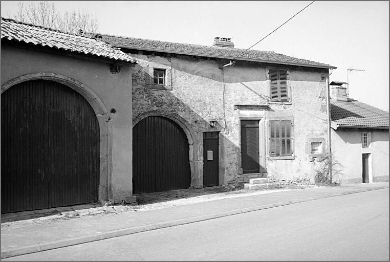Ferme, élévation antérieure, ensemble trois quarts gauche.