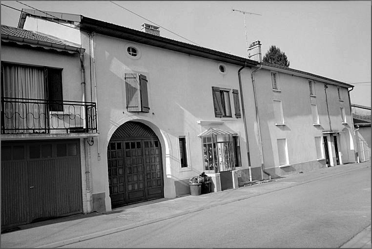 Ferme, élévation antérieure, ensemble trois quarts gauche.
