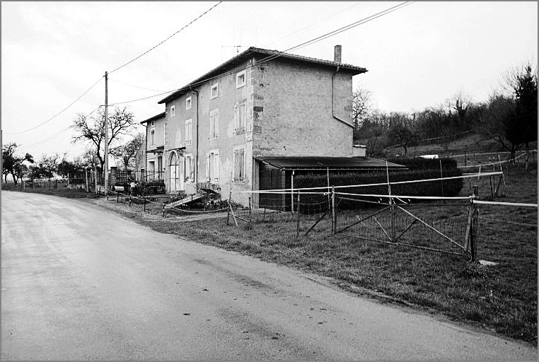 Ferme, élévation antérieure, ensemble trois quarts droit.