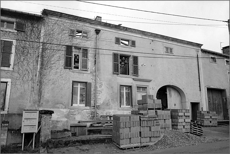 Ferme, élévation antérieure, ensemble trois quarts gauche.