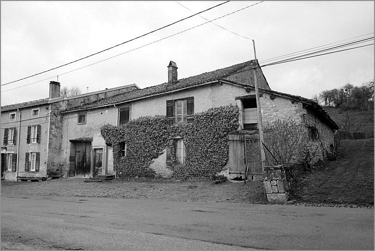 Ferme, élévation antérieure, ensemble trois quarts droit.