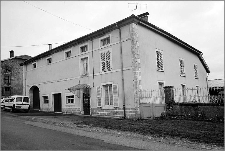 Ferme, élévation antérieure, ensemble trois quarts droit.