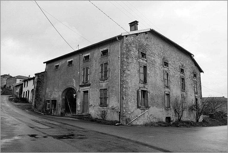 Ferme, élévation antérieure, ensemble trois quarts droit.