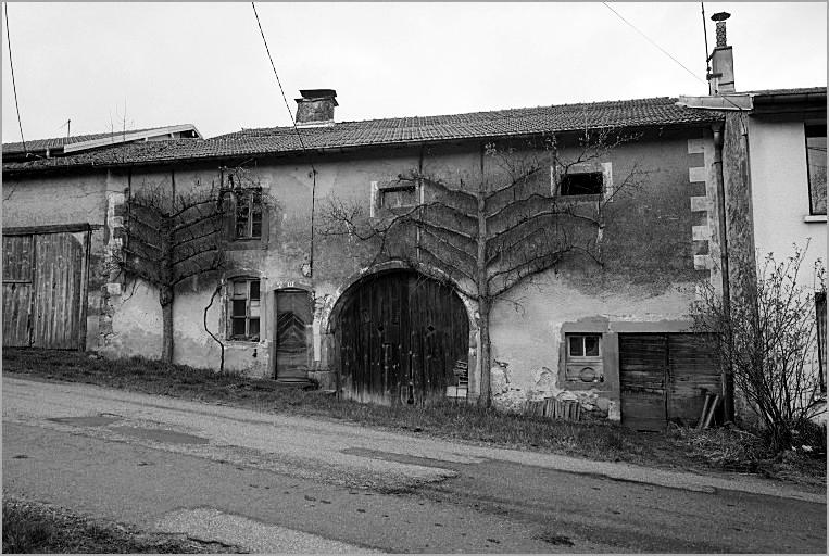 Ferme, élévation antérieure, ensemble trois quarts droit.