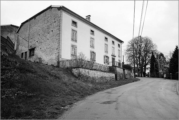 Ferme, élévation antérieure, ensemble trois quarts gauche.