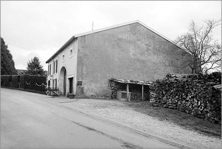 Ferme, élévation antérieure, ensemble trois quarts droit.