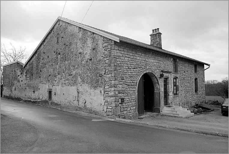 Ferme, élévation antérieure, ensemble trois quarts gauche.