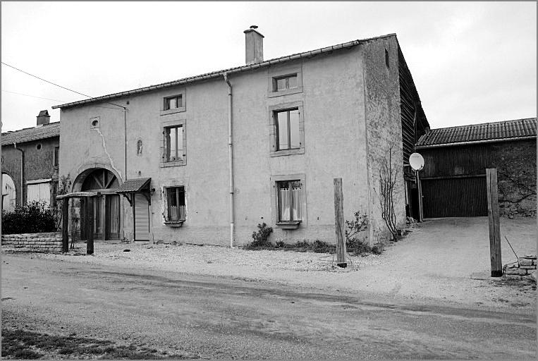 Ferme, élévation antérieure, ensemble trois quarts droit.