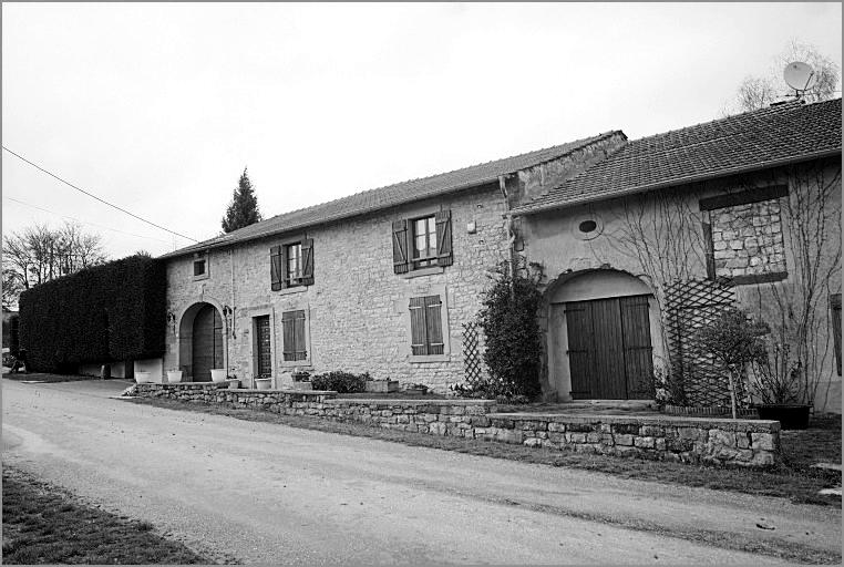 Ferme, élévation antérieure, ensemble trois quarts droit.