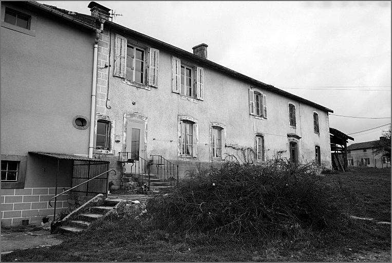 Ferme, élévation antérieure, ensemble trois quarts gauche.
