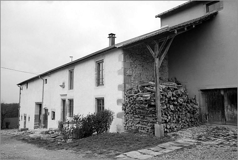 Ferme, élévation antérieure, ensemble trois quarts droit.