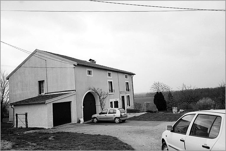 Ferme, élévation antérieure, ensemble trois quarts gauche.