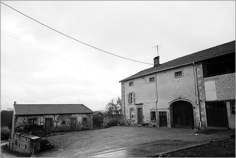 Ferme, élévation antérieure, ensemble trois quarts droit.