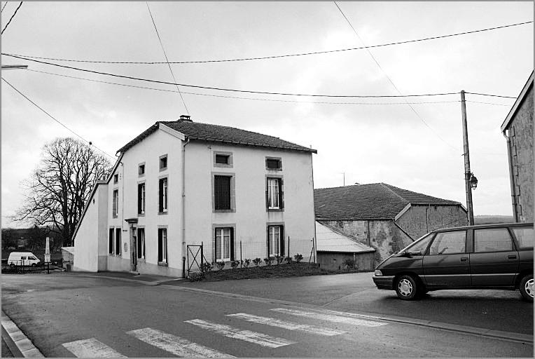 Ferme, élévation antérieure, partie logis, ensemble trois quarts droit.