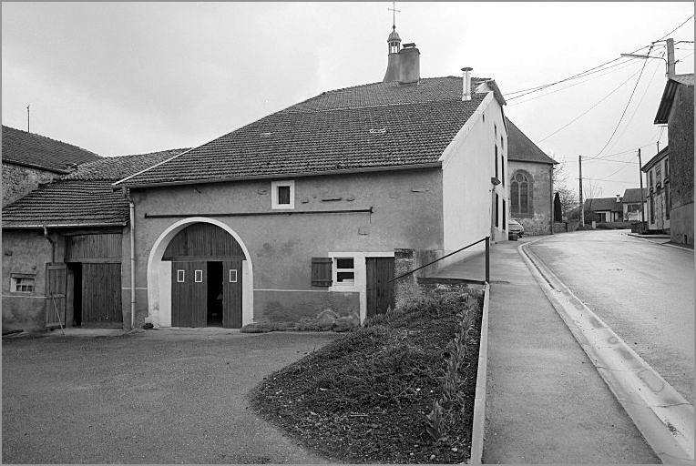 Ferme, élévation latérale gauche, partie exploitation, ensemble trois quarts droit.