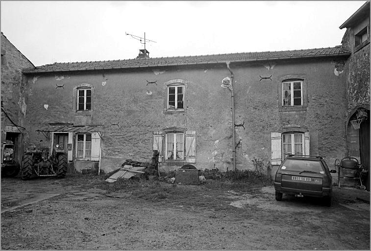 Ferme, élévation antérieure, ensemble trois quarts droit.