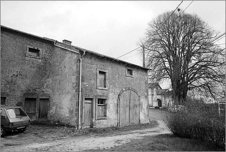 Ferme, élévation antérieure, ensemble trois quarts gauche.