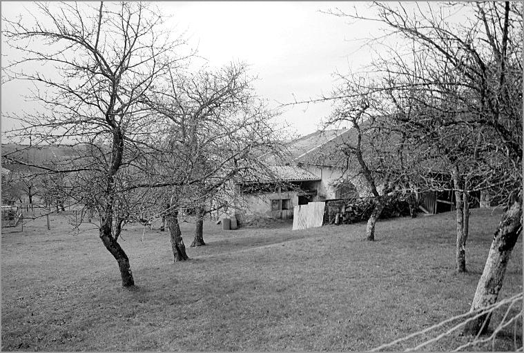 Ferme, élévation postérieure, ensemble trois quarts droit.