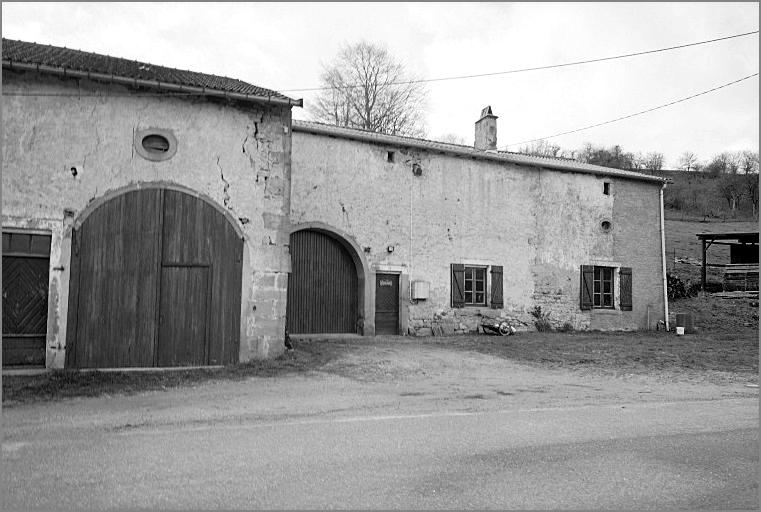Ferme, élévation antérieure, ensemble trois quarts gauche.