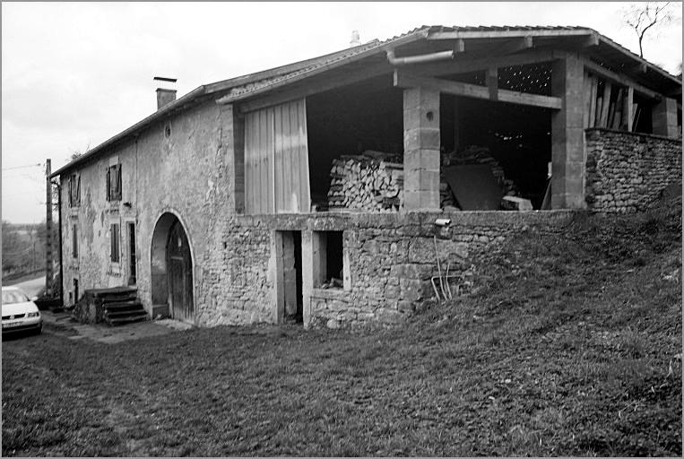 Ferme, élévation antérieure, ensemble trois quarts droit.