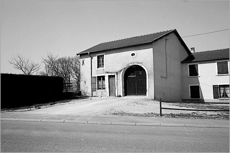 Ferme, élévation antérieure, ensemble trois quarts droit.