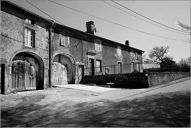 Ferme, élévation antérieure, ensemble trois quarts gauche.