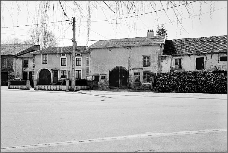 Ferme, élévation antérieure, ensemble trois quarts droit.