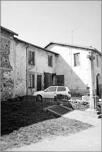 Ferme, élévation antérieure, ensemble trois quarts gauche.