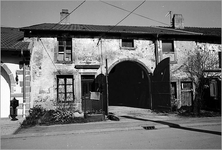 Ferme, élévation antérieure, ensemble trois quarts gauche.