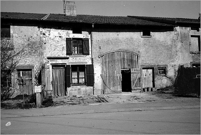 Ferme, élévation antérieure, ensemble trois quarts gauche.
