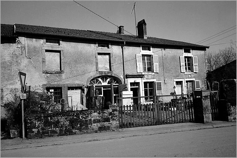 Ferme, élévation antérieure, ensemble trois quarts gauche.