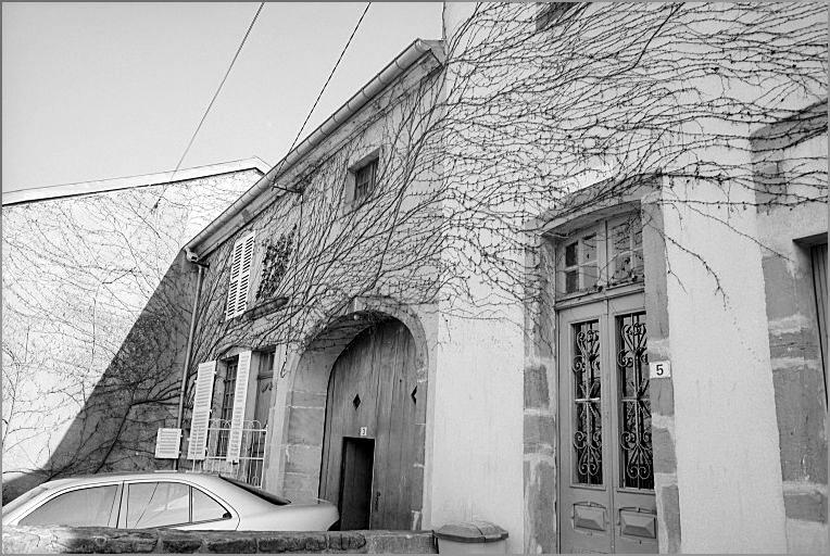 Ferme, élévation antérieure, ensemble trois quarts droit.