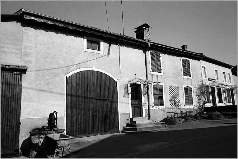 Ferme, élévation antérieure, ensemble trois quarts gauche.