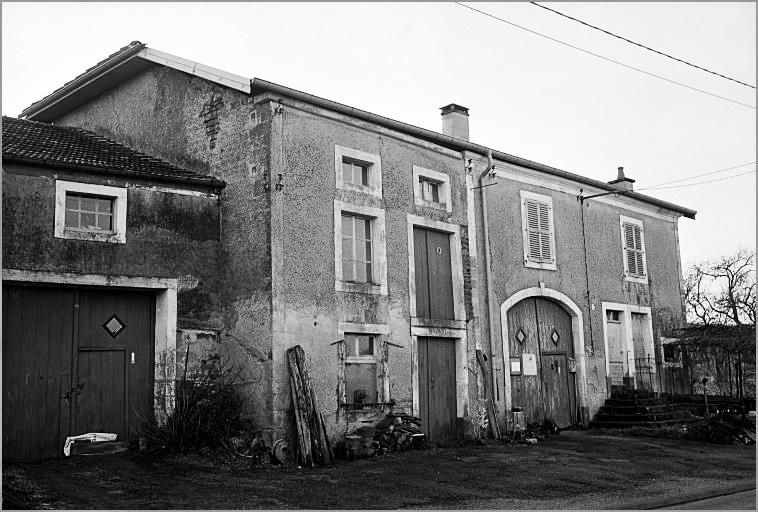 Ferme, élévation antérieure, ensemble trois quarts gauche.